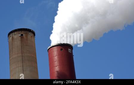 Apollo Beach, États-Unis. 09e février 2021. On voit des cheminées à la centrale électrique Big Bend de Tampa Electric, une installation composée de quatre centrales au charbon, dont deux devraient être retirées d'ici 2023 et remplacées par des centrales au gaz naturel. En janvier 2021, Tampa Electric a annoncé son intention de doubler le nombre de foyers alimentés par l'énergie solaire en ajoutant quatre projets solaires d'ici la fin de 2021 qui produiront suffisamment d'énergie pour alimenter 200,000 foyers de Floride. Crédit : SOPA Images Limited/Alamy Live News Banque D'Images