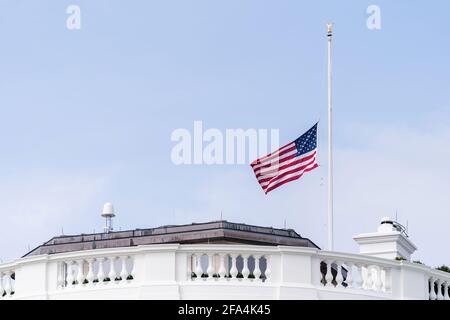 Le drapeau américain vole à moitié au-dessus de la Maison Blanche le mardi 23 mars 2021, à la mémoire des victimes de la fusillade de masse de lundi à Boulder, Colorado. (Photo officielle de la Maison Blanche par Cameron Smith) Banque D'Images