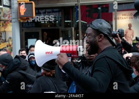 New York, NY, États-Unis. 22 avril 2021. Des manifestants et des supporters assistent à la Marche sur Broadway pour défendre les droits des acteurs afro-américains, des travailleurs du théâtre et des acteurs de scène appelant à l'équité dans l'industrie théâtrale de Broadway le 22 avril 2021 à New York. Crédit : Mpi43/Media Punch/Alamy Live News Banque D'Images