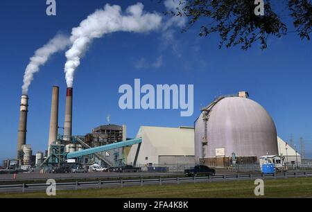 Apollo Beach, Floride, États-Unis. 9 février 2021. Des cheminées à panneaux sont visibles à la centrale électrique de Tampa Electric Big Bend, une installation composée de quatre centrales au charbon, dont deux devraient être retirées d'ici 2023 et remplacées par des centrales au gaz naturel. En janvier 2021, Tampa Electric a annoncé son intention de doubler le nombre de foyers alimentés par l'énergie solaire en ajoutant quatre projets solaires d'ici la fin de 2021 qui produiront suffisamment d'énergie pour alimenter 200,000 foyers de Floride. Crédit : Paul Hennessy/SOPA Images/ZUMA Wire/Alay Live News Banque D'Images