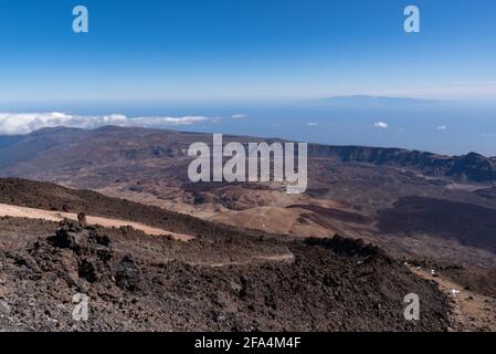 Vue depuis le volcan Teide то Las Canadas Caldera avec la lave solidifiée et le mont Montana Blanca. Parc National Du Teide, Tenerife, Îles Canaries, Espagne. Banque D'Images