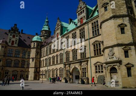 Helsingborg, Danemark - 1er mai 2011 : château médiéval de Kronborg sur le détroit d'Oresund, cour avec touristes Banque D'Images