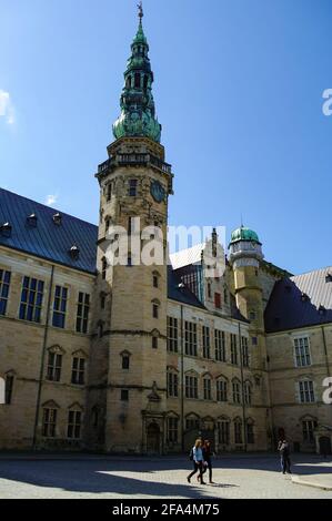 Helsingborg, Danemark - 1er mai 2011 : château médiéval de Kronborg sur le détroit d'Oresund, cour avec touristes Banque D'Images