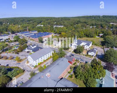 Vue aérienne du centre-ville d'Ashland, y compris l'église fédérée et l'hôtel de ville d'Ashland, Massachusetts ma, États-Unis. Banque D'Images