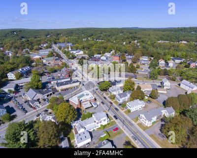 Vue aérienne du centre-ville d'Ashland, y compris l'église fédérée et l'hôtel de ville d'Ashland, Massachusetts ma, États-Unis. Banque D'Images