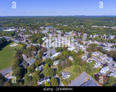 Vue aérienne du centre-ville d'Ashland, y compris l'église fédérée et l'hôtel de ville d'Ashland, Massachusetts ma, États-Unis. Banque D'Images