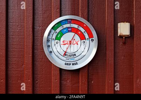 Umea, Norrland Suède - 21 mars 2021 : compteur qui détermine la cire à utiliser pour le ski. Texte : colle Banque D'Images