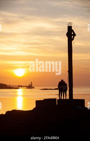 Dalgety Bay, Fife, Écosse. 23 avril 2021. Un jeune couple qui profite du lever du soleil à Downing point. © Richard Newton / Alamy Live News Banque D'Images