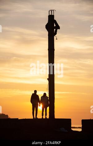 Dalgety Bay, Fife, Écosse. 23 avril 2021. Un jeune couple qui profite du lever du soleil à Downing point. © Richard Newton / Alamy Live News Banque D'Images