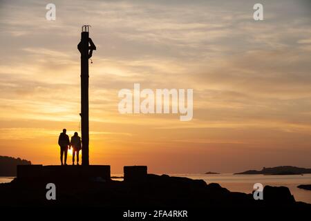 Dalgety Bay, Fife, Écosse. 23 avril 2021. Un jeune couple qui profite du lever du soleil à Downing point. © Richard Newton / Alamy Live News Banque D'Images