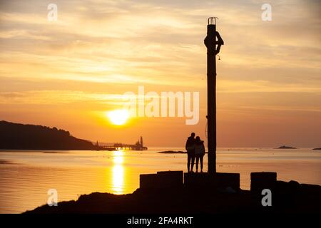 Dalgety Bay, Fife, Écosse. 23 avril 2021. Un jeune couple qui profite du lever du soleil à Downing point. © Richard Newton / Alamy Live News Banque D'Images