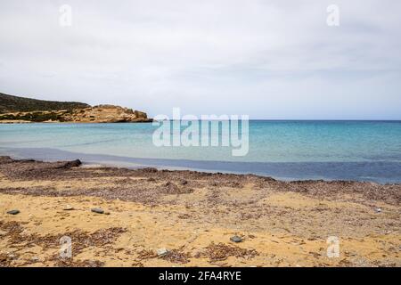 Plage de Livadia, une plage de sable avec des eaux cristallines et peu profondes sur le côté ouest d'Antiparos. Cyclades, Grèce Banque D'Images