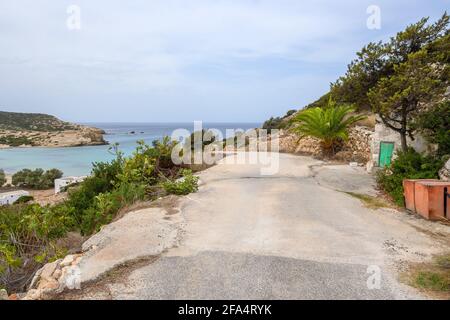 Route vers la plage de Livadia sur le côté ouest d'Antiparos. Cyclades, Grèce Banque D'Images
