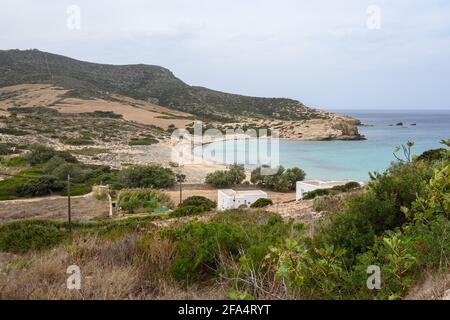 Plage de Livadia, une plage de sable avec des eaux cristallines et peu profondes sur le côté ouest d'Antiparos. Cyclades, Grèce Banque D'Images