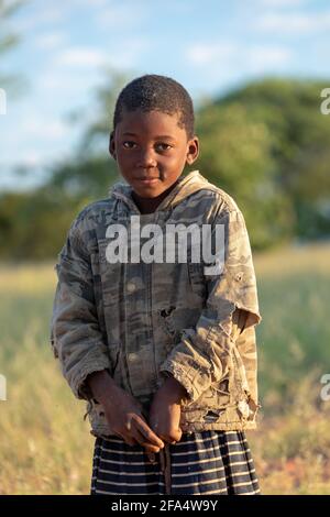 NAMIBIE, RÉGION D'OMUSATI, MAI 7: Fille africaine tôt le matin froid sur la route de la ville d'Opuwo. Namibie du Nord, 6 mai 2018, Namibie Afrique Banque D'Images