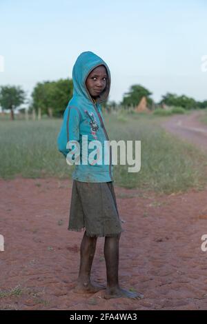 NAMIBIE, RÉGION D'OMUSATI, MAI 7: Fille africaine tôt le matin froid sur la route de la ville d'Opuwo. Namibie du Nord, 6 mai 2018, Namibie Afrique Banque D'Images