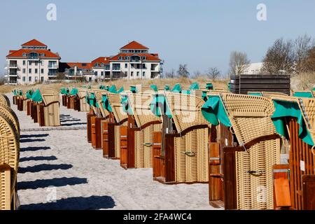 Burgtiefe, Allemagne. 20 avril 2021. Des chaises de plage vides se trouvent sur la plage sud de l'île de Fehmarn. Credit: Frank Molter/dpa/Alay Live News Banque D'Images