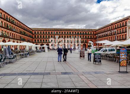 Célèbre place Corredera (Plaza de la Corredera). La Plaza de la Corredera est une place rectangulaire - l'une des plus grandes places d'Andalousie. Banque D'Images