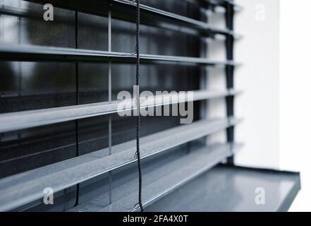 Un gros plan d'une fenêtre avec stores vénitiens en aluminium. Banque D'Images