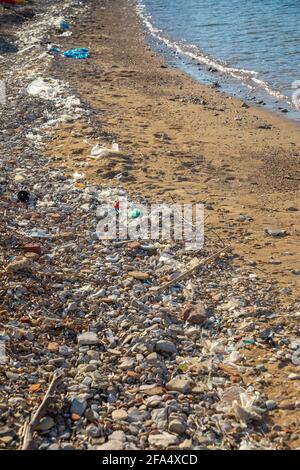 Plage polluée avec des déchets de plastique en raison des courants de mer, île de vis, Croatie. Banque D'Images