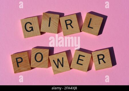 Girl Power, mots en lettres de l'alphabet en bois isolées sur fond rose vif Banque D'Images