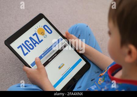 Écran de connexion au site Web de l'application Zigazoo vu sur l'ipad qui est entre les mains d'un jeune enfant. La nouvelle application est une plate-forme sécurisée pour les enfants, également appelée « Tiktok f Banque D'Images