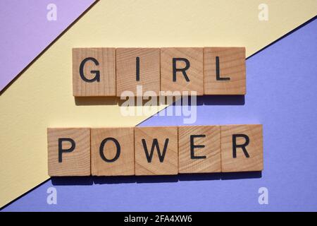 Girl Power, mots en lettres de l'alphabet en bois isolées sur fond coloré Banque D'Images