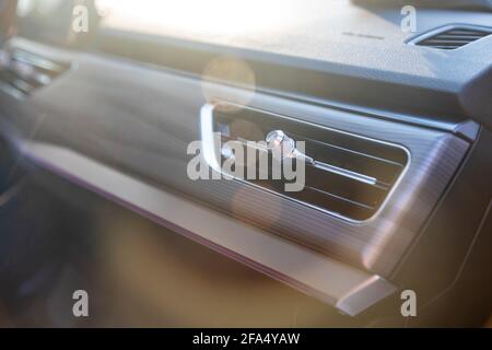 Gros plan des déflecteurs du système de ventilation intérieur. Détails de l'intérieur d'une voiture haut de gamme au soleil Banque D'Images