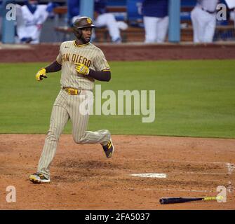 Los Angeles, États Unis. 22 avril 2021. Jurickson Profar, le fieleur de gauche de San Diego Padres, a remporté la course après que Fernando Tutis Jr. S'est lancé dans un double match contre les Los Angeles Dodgers dans le huitième repas au Dodger Stadium à Los angles le jeudi 22 avril 2021. Les Padres battit les Dodgers 3-2. Photo de Jim Ruymen/UPI crédit: UPI/Alay Live News Banque D'Images