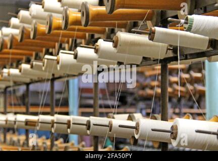 Les bobines de coton sur une machine de textile d'époque. Banque D'Images