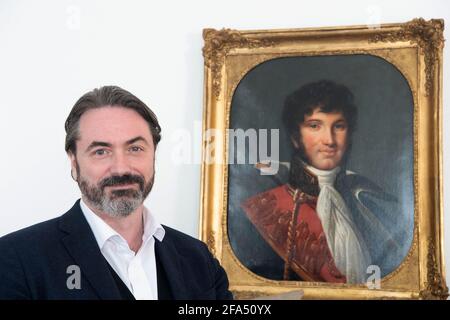 Le prince Joachim Murat, prince de Pontecorvo, pose avec sa femme la princesse Yasmine lors d'une séance photo, le 17 avril 2021 à Paris, France. Le prince Joachim Murat est un descendant direct du roi de Naples et un arrière-grand-grand-grand-grand-grand-petit-neveu de l'empereur Napoléon. Le Prince Joachim Murat a épousé Yasmine Lorraine Briki le 5 mars à Paris. Ils attendent aussi leur premier enfant en août. L'artiste Yasmine Lorraine Briki est né à Annaba en Algérie. Sa famille descend de l'Al Breiiki, fondateur de la Principauté Al Breik (1751-1866) à Hadramaut, une région bordant la forme Banque D'Images