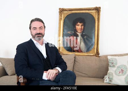 Le prince Joachim Murat, prince de Pontecorvo, pose avec sa femme la princesse Yasmine lors d'une séance photo, le 17 avril 2021 à Paris, France. Le prince Joachim Murat est un descendant direct du roi de Naples et un arrière-grand-grand-grand-grand-grand-petit-neveu de l'empereur Napoléon. Le Prince Joachim Murat a épousé Yasmine Lorraine Briki le 5 mars à Paris. Ils attendent aussi leur premier enfant en août. L'artiste Yasmine Lorraine Briki est né à Annaba en Algérie. Sa famille descend de l'Al Breiiki, fondateur de la Principauté Al Breik (1751-1866) à Hadramaut, une région bordant la forme Banque D'Images