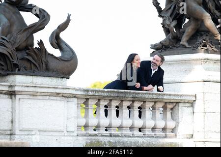 Le prince Joachim Murat, prince de Pontecorvo, pose avec sa femme la princesse Yasmine lors d'une séance photo, le 17 avril 2021 à Paris, France. Le prince Joachim Murat est un descendant direct du roi de Naples et un arrière-grand-grand-grand-grand-grand-petit-neveu de l'empereur Napoléon. Le Prince Joachim Murat a épousé Yasmine Lorraine Briki le 5 mars à Paris. Ils attendent aussi leur premier enfant en août. L'artiste Yasmine Lorraine Briki est né à Annaba en Algérie. Sa famille descend de l'Al Breiiki, fondateur de la Principauté Al Breik (1751-1866) à Hadramaut, une région bordant la forme Banque D'Images