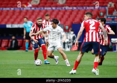 Shinji Okazaki de Huesca et Hector Herrera de l'Atletico de Madrid pendant le championnat espagnol la Liga match de football entre Atletico de Madrid et SD Huesca le 22 avril 2021 au stade Wanda Metropolitano à Madrid, Espagne - photo Oscar J Barroso / Espagne DPPI / DPPI / LiveMedia Banque D'Images