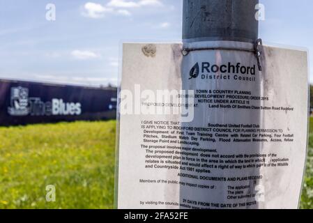 Chantier de construction de palissades autour de la proposition de Southend Utd football club nouveau terrain d'entraînement de stade à Fossetts Way, Fossetts Farm. Panneau d'autorisation de planification Banque D'Images