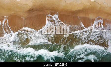 Image aérienne de bord de mer avec eau claire et beaucoup de crash vagues comme arrière-plan Banque D'Images