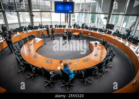 Berlin, Allemagne. 23 avril 2021. La chancelière allemande Angela Merkel (CDU) se présente au comité d'enquête de Wirecard. Elle a été convoquée comme témoin parce qu'elle a parlé pour Wirecard lors d'un voyage en Chine en septembre 2019. Le Comité d'enquête du 3e Bundestag doit enquêter sur la conduite du gouvernement allemand et des autorités qui le dirigent en relation avec les événements entourant le fournisseur de services financiers désormais insolvable Wirecard. Crédit : Michael Kappeler/dpa-Pool/dpa/Alay Live News Banque D'Images