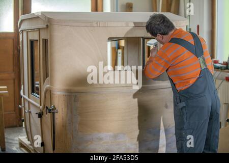Artisan travaillant sur une cabine en bois Banque D'Images