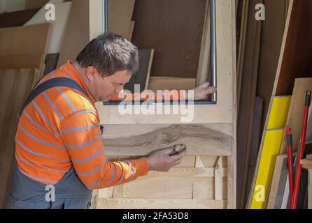 Artisan travaillant sur une porte en bois Banque D'Images