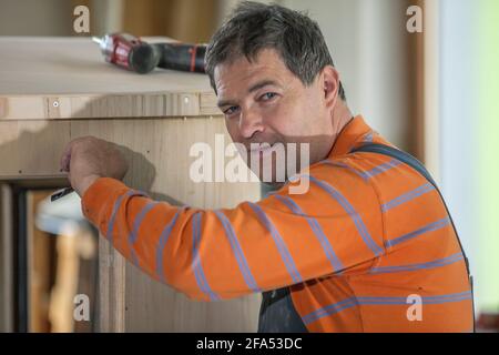 Artisan travaillant sur une cabine en bois Banque D'Images