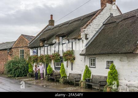The Wheatsheaf Inn and Cowshed Restaurant, Raby, Wirral, Royaume-Uni ; un pub de chaume datant de 1611 et le plus ancien pub du Wirral. Banque D'Images