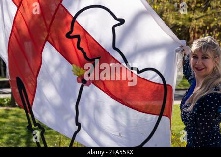 Brentwood Essex 23 avril 2021 la conseillère Mme Olivia Sanders, maire adjointe de Brentwood, lève le drapeau de St George aux bureaux du Conseil de Brentwood Brough, Brentwood on St Georges Day Credit: Ian Davidson/Alay Live News Banque D'Images