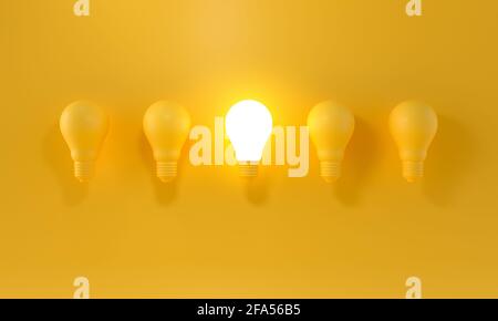Ampoule lumineuse entre les autres sur fond jaune. Leadership, innovation, grandes idées et concepts d'individualité. rendu 3d. Banque D'Images
