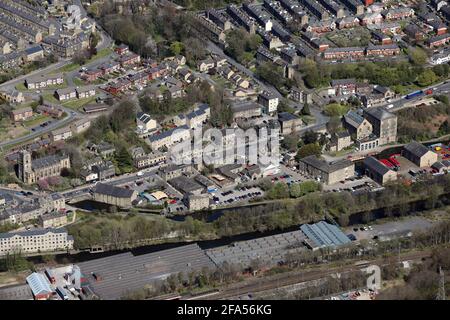 Vue aérienne du centre-ville de Sowerby Bridge, West Yorkshire Banque D'Images