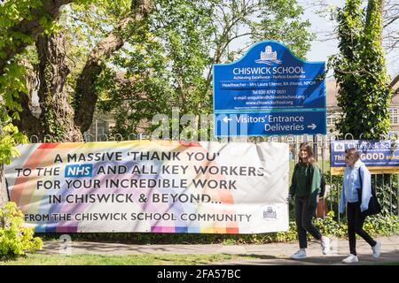 Les élèves et la signalisation de l'école à l'extérieur de l'école Chiswick, Burlington Lane, Chiswick, London, W4, ROYAUME-UNI Banque D'Images