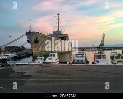 Navire de guerre dans un port de Rijeka, Croatie. Prise de vue pendant une soirée ensoleillée en été. Banque D'Images