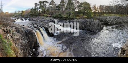 Scène panoramique de Low Force vue depuis le sentier de Pennine Way et illuminée par la lumière du matin, Bowles, Upper Teesdale, comté de Durham, Royaume-Uni Banque D'Images