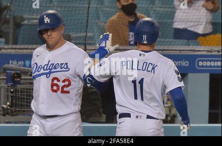Los Angeles, États Unis. 23 avril 2021. AJ Pollock, le fieleur gauche de Los Angeles Dodgers (11) célèbre avec son coéquipier Luke Raley (62) après avoir effectué une course à domicile en solo pour quitter le lanceur de San Diego Padres, Ryan Reynolds, dans le septième repas au Dodger Stadium de Los angles, le jeudi 22 avril 2021. Les Padres battit les Dodgers 3-2. Photo de Jim Ruymen/UPI crédit: UPI/Alay Live News Banque D'Images