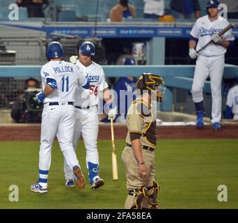 Los Angeles, États Unis. 23 avril 2021. AJ Pollock, le fieleur gauche de Los Angeles Dodgers (11) célèbre avec son coéquipier Sheldon Neuse (56), une course à domicile en solo pour quitter le lanceur de départ de San Diego Padres, Ryan Reynolds, dans le septième repas au Dodger Stadium de Los angles, le jeudi 22 avril 2021. Les Padres battit les Dodgers 3-2. Photo de Jim Ruymen/UPI crédit: UPI/Alay Live News Banque D'Images
