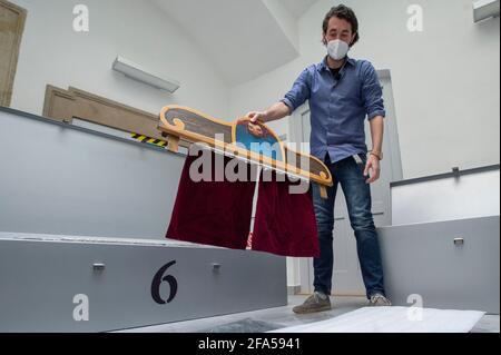 Chrudim, République tchèque. 23 avril 2021. Employés du musée de la marionnette de Chrudim (MLK), expositions de packs, le 23 avril 2021, à Chrudim, République tchèque, Pour la grande exposition représentative appelée secrets de la marionnette en bois au Musée d'Histoire de Séoul, Corée du Sud. Sur la photo est vu Richard Matula, chef du département de la collection. Crédit : Josef Vostarek/CTK photo/Alay Live News Banque D'Images